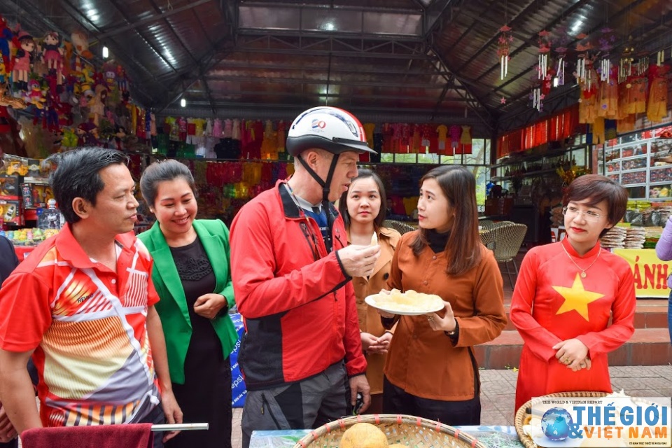 Đại sứ Ted Osius và một chuyến đi, nhiều điểm đến ở Phú Thọ dai su ted osius va mot chuyen di nhieu diem den o phu tho