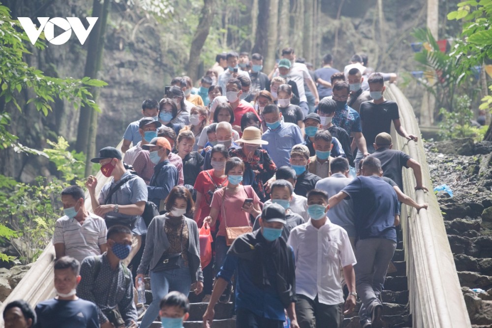 Dòng người đi xuống động.