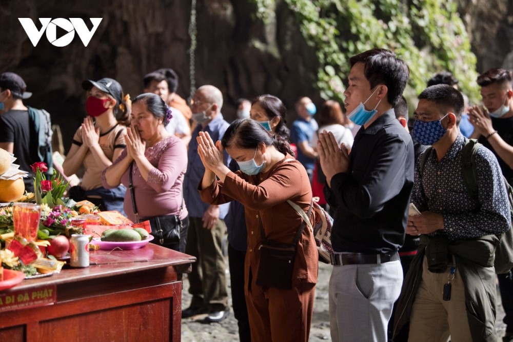 Du khách đổ về Chùa Hương ngày đầu tiên mở cửa trở lại