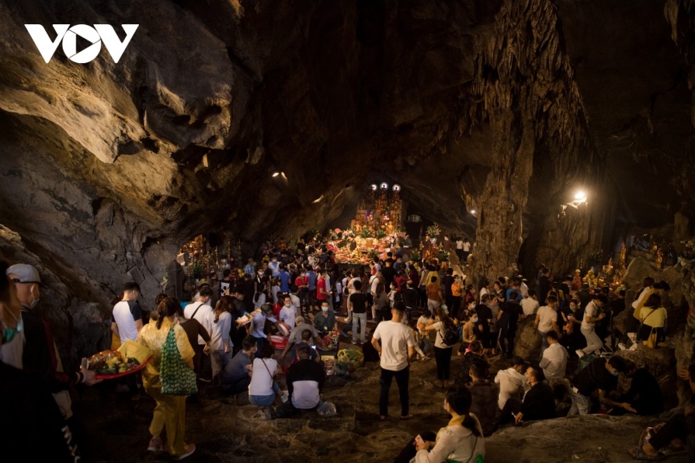 Có lúc trong động khá đông người nhưng không xảy ra tình trạng chen chúc.