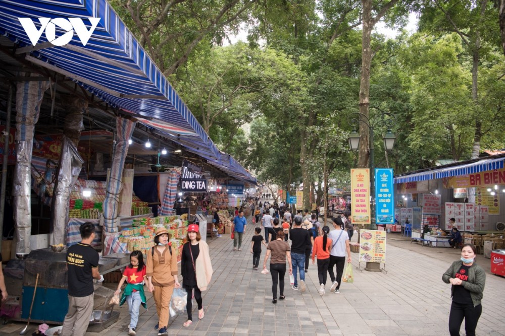 Có thể nói, nếu so với ngày khai hội của những năm trước, thì trong ngày đầu tiên mở cửa trở lại trong năm mới Tân Sửu 2021 này, lượng người đến với chùa Hương không quá đông.