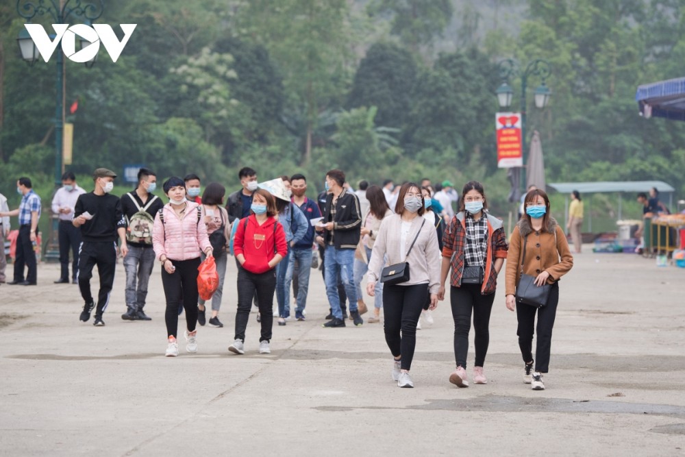 Du khách đổ về Chùa Hương ngày đầu tiên mở cửa trở lại