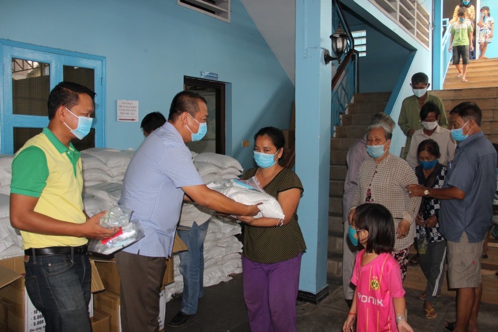 Vận chuyển gạo hỗ trợ cho cộng đồng người gốc Việt tại tỉnh Prey Veng. (Nguồn: TTXVN)