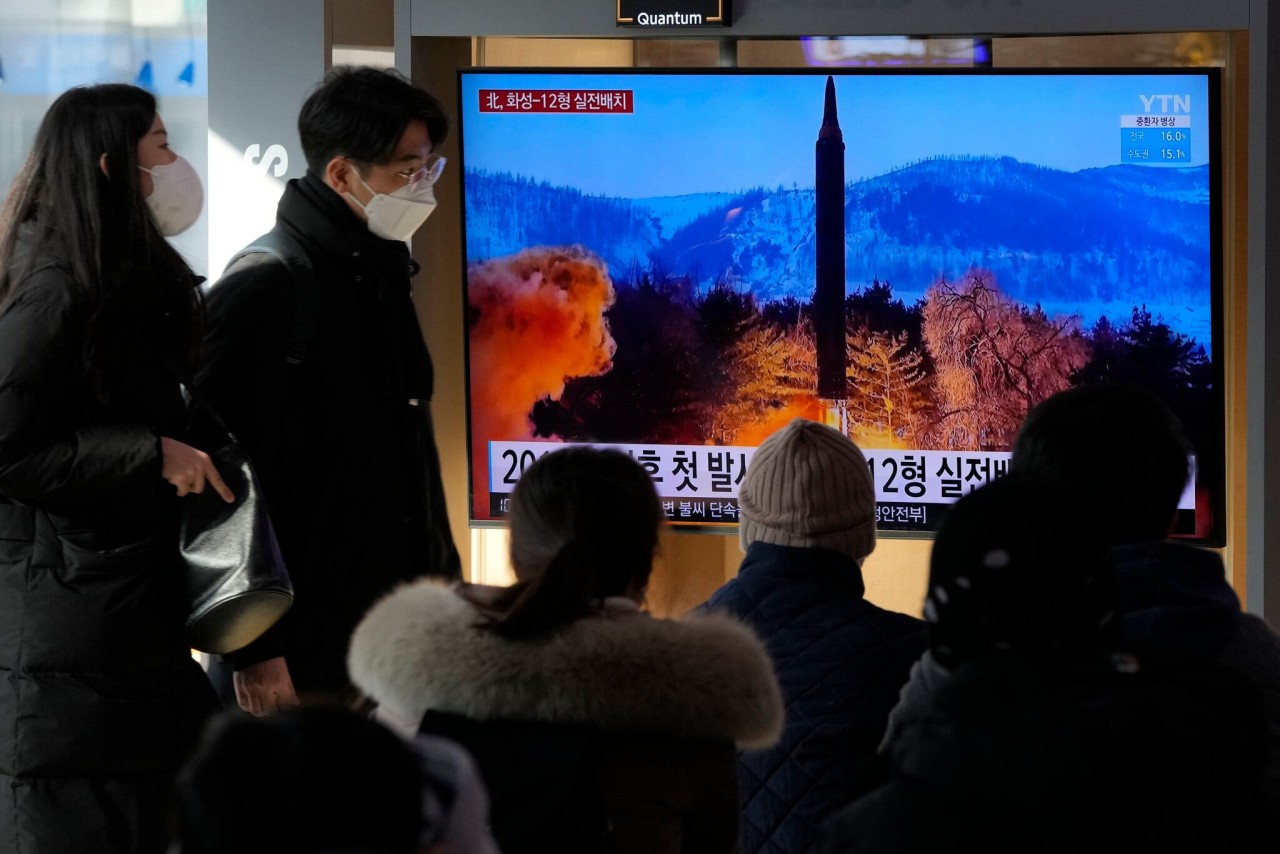 Người dân Hàn Quốc theo dõi hình ảnh một vụ thử tên lửa của Triều Tiên hồi tháng 2 (Nguồn: AP)