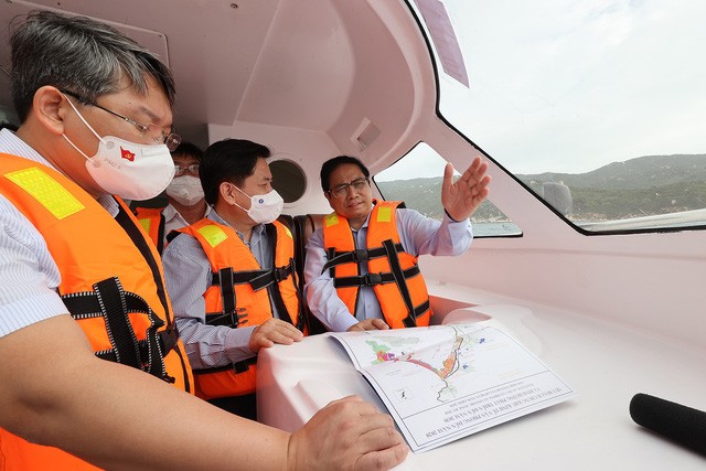 Thủ tướng Phạm Minh Chính khảo sát thực địa trên vịnh Vân Phong. (Nguồn: VGP)