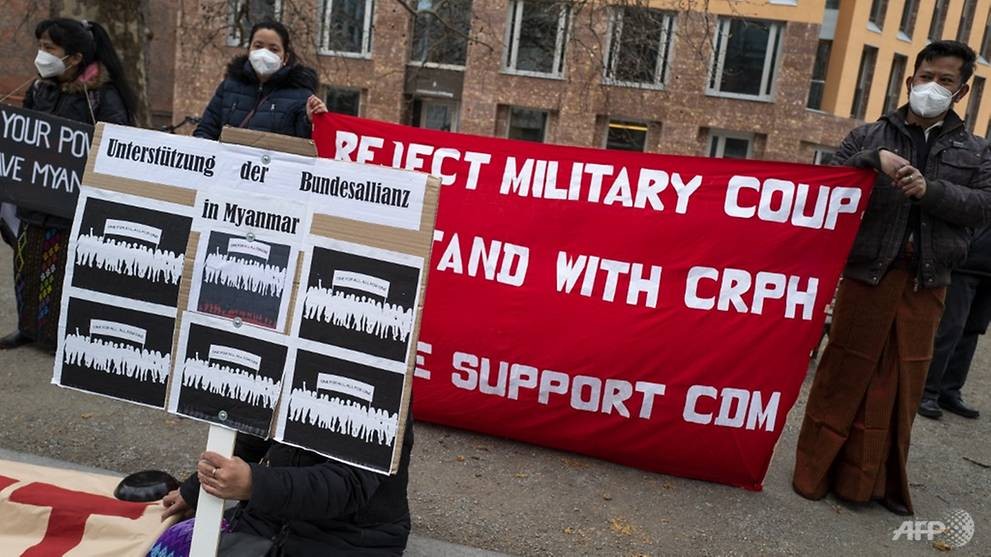 Người biểu tình chống chính quyền quân sự Myanmar trước Bộ Ngoại giao Đức, ngày 8/4. (Nguồn: AFP) Người biểu tình chống chính quyền quân sự Myanmar trước Bộ Ngoại giao Đức, ngày 8/4. (Nguồn: AFP)