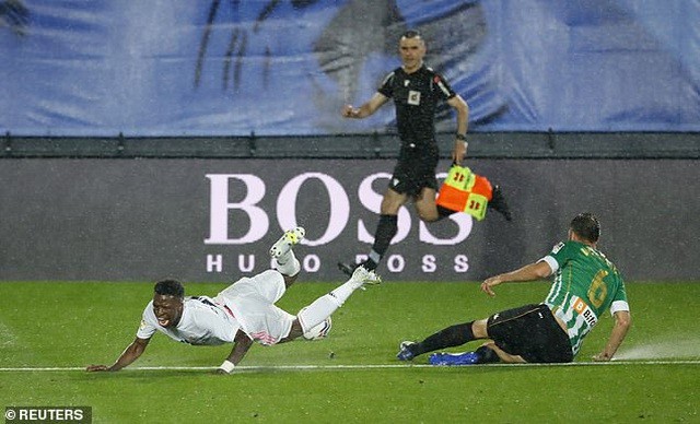 Real Betis chơi khá rắn, đáng chú ý là tình huống Victor Ruiz vào bóng thô bạo với Vinicius Junior.