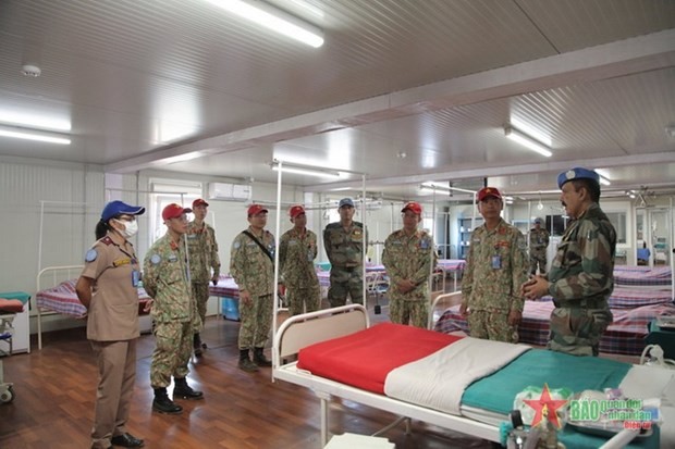 Các y, bác sỹ Việt Nam thăm Bệnh viện dã chiến cấp 2 Ấn Độ. (Nguồn: qdnd.vn)