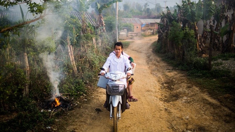 covid19 lao se tham khao y kien nguoi dan ve viec mo lai cac cua khau