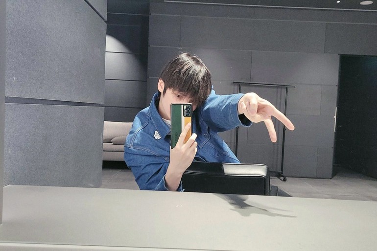 Gyaru peace - trào lưu mới của giới trẻ chụp ảnh chữ V-ngược