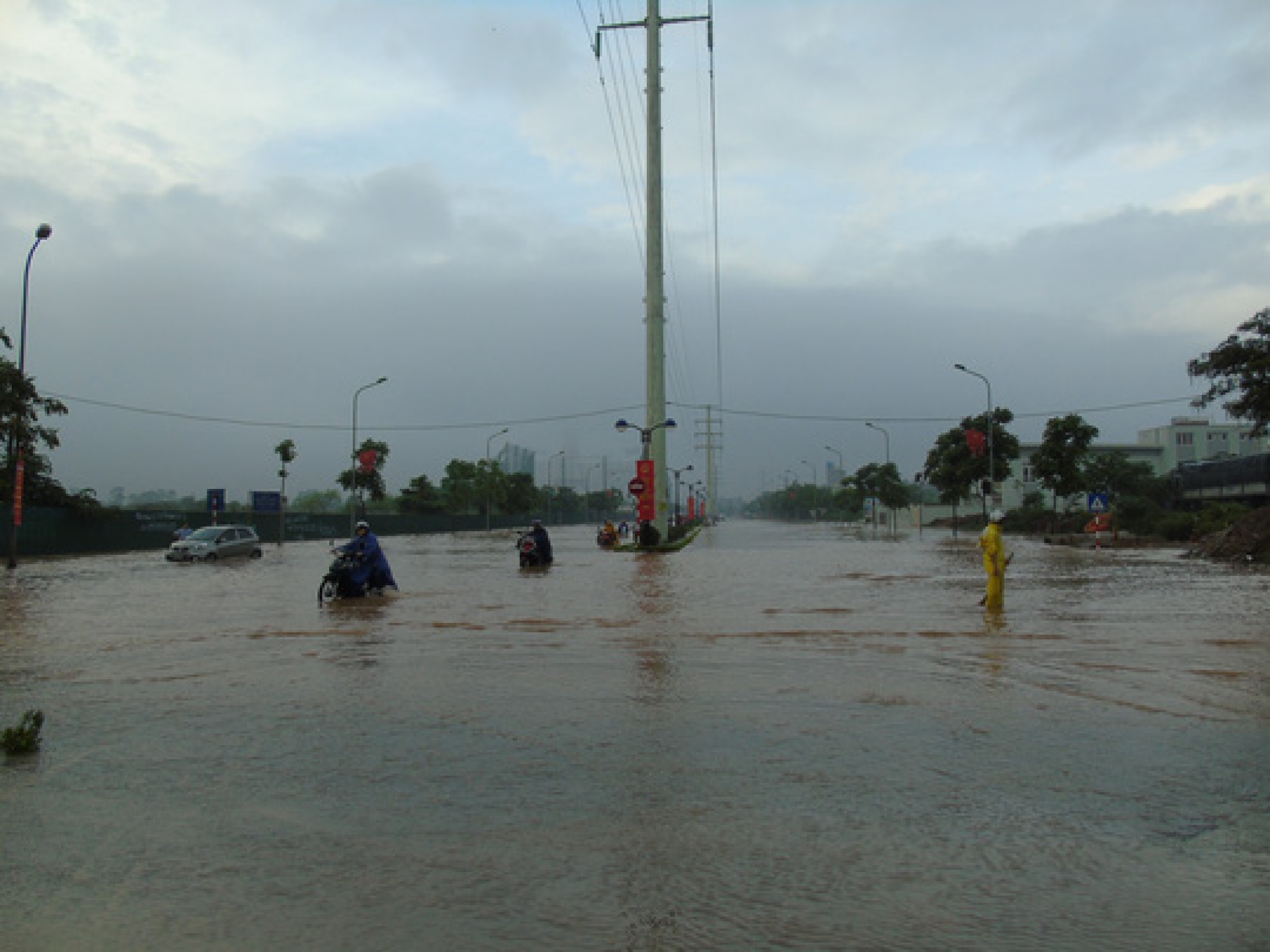 ha noi mua lon ca dem gay ngap nghiem trong