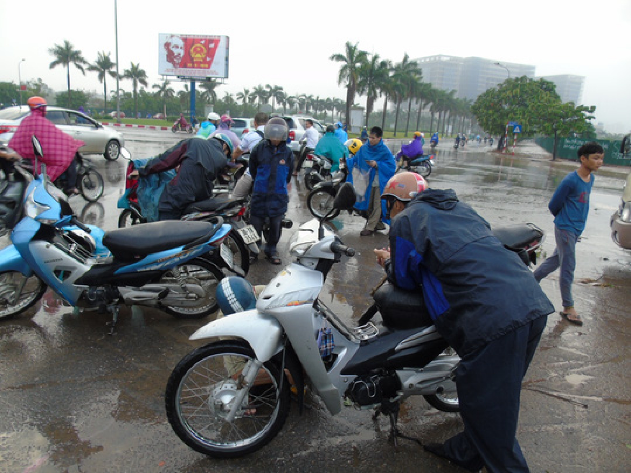 ha noi mua lon ca dem gay ngap nghiem trong
