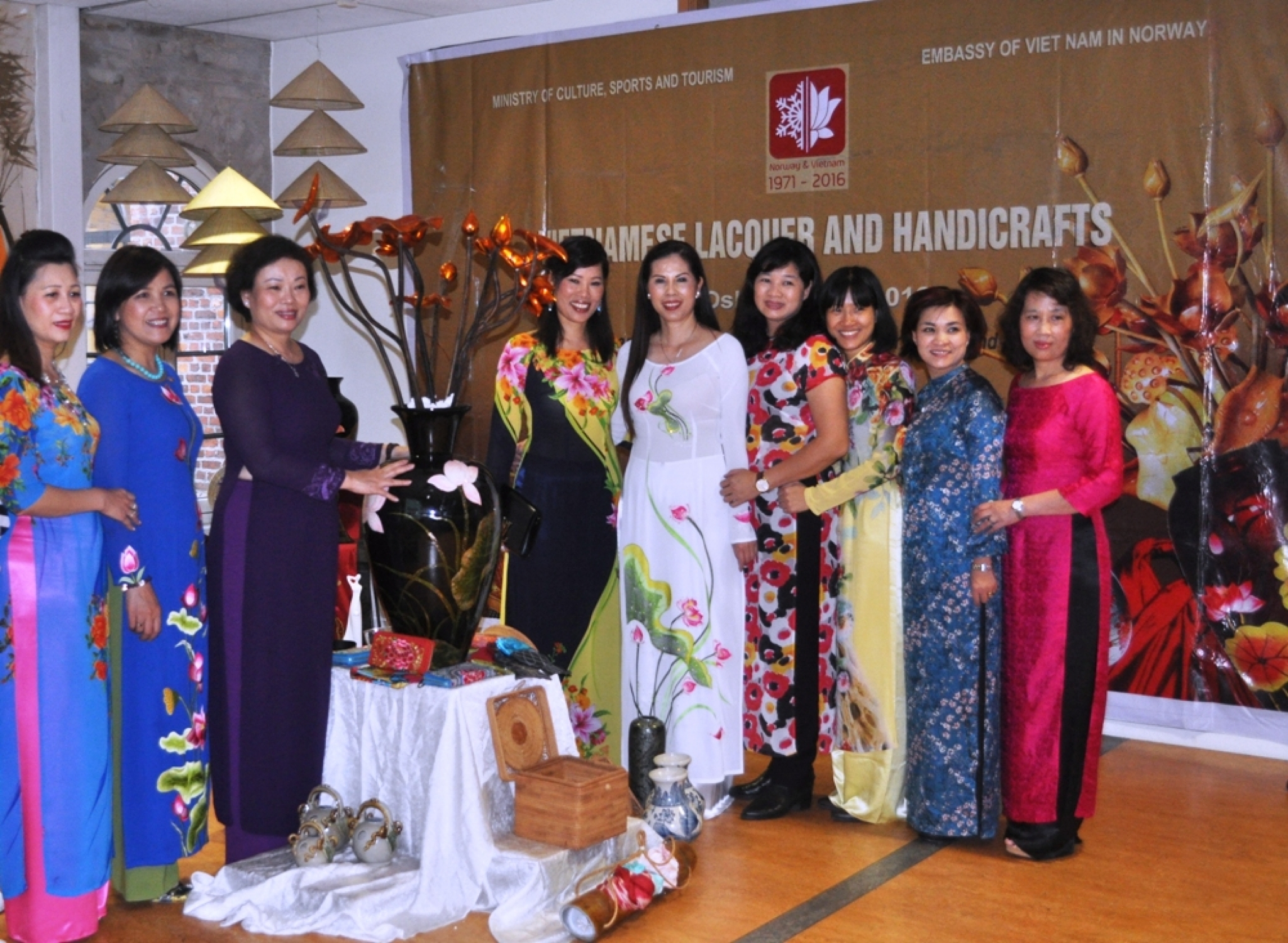 Giới thiệu nghệ thuật sơn mài và thủ công mỹ nghệ Việt Nam tại Oslo gioi thieu nghe thuat son mai va thu cong my nghe viet nam tai oslo