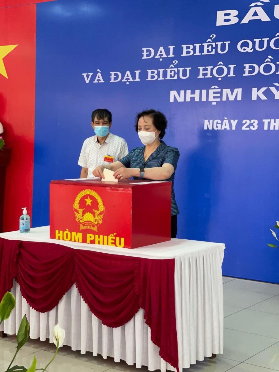 Bộ trưởng Bộ Nội vụ Phạm Thị Thanh Trà bỏ phiếu tại quận Nam Từ Liêm, Hà Nội.