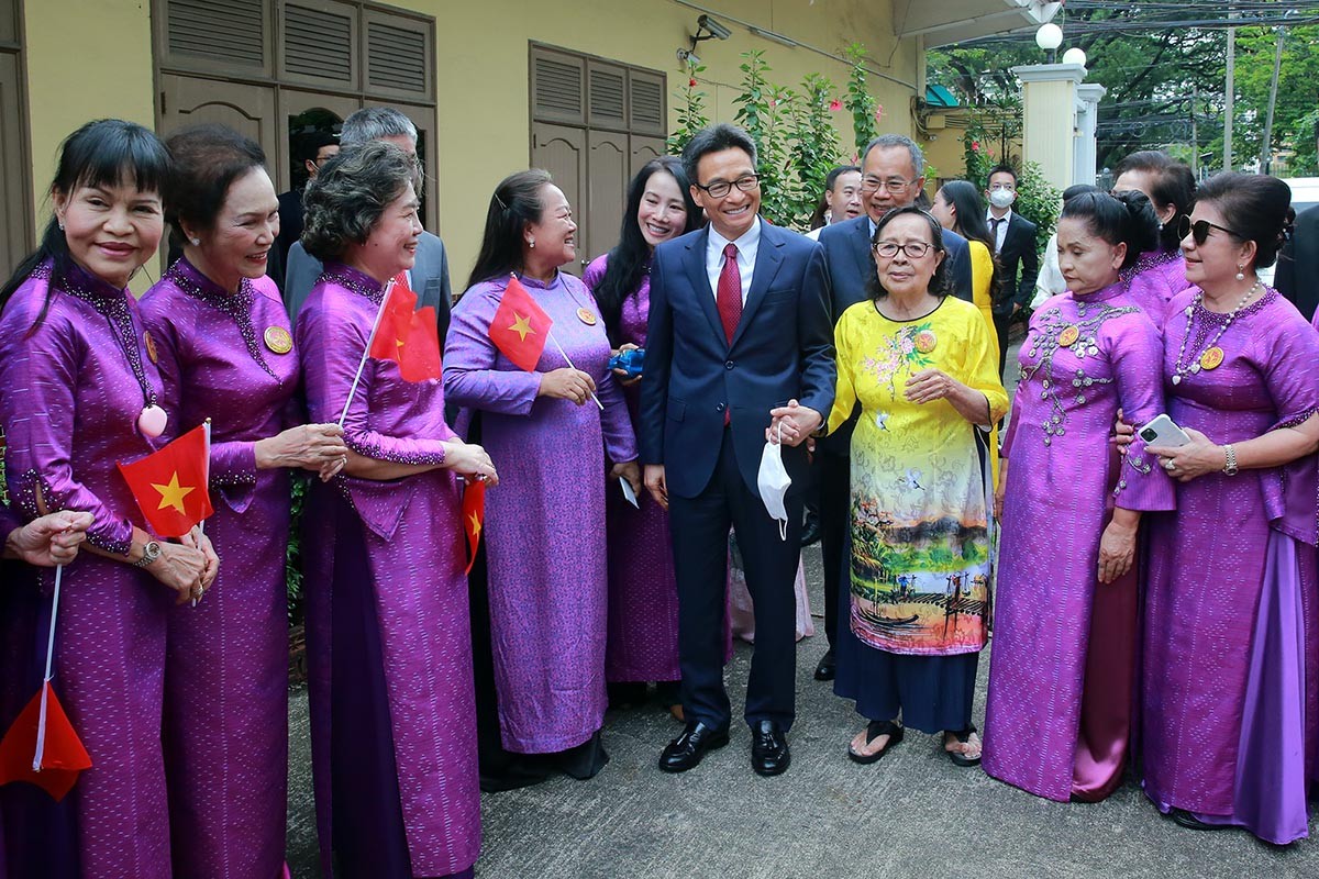 Bà con người Việt tại Thái Lan rất xúc động khi được đón Phó Thủ tướng Vũ Đức Đam đến Đại sứ quán Việt Nam tại Thái Lan. (Ảnh: Đình Nam)