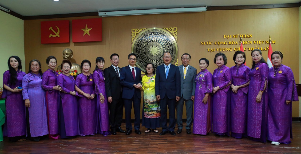 Phó Thủ tướng Vũ Đức Đam với đại diện cộng đồng người Việt tại Thái Lan. (Ảnh: Đình Nam)