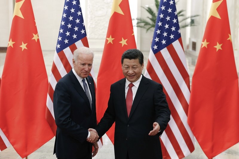 Chủ tịch Trung Quốc Tập Cận Bình bắt tay ông Joe Biden lúc đó là Phó Tổng thống Mỹ, tại Đại lễ đường ở Bắc Kinh, tháng 12/2013. (Nguồn: AP)