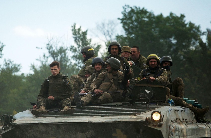 Quân Ukraine trên một con đường ở phía đông tỉnh Luhansk, Ukraine hôm 23-6. (Nguồn: AFP)