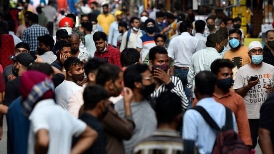 Đám đông tại Chợ Gaffar ở New Delhi ngày 9/7. (Nguồn: Hindustan Times) 