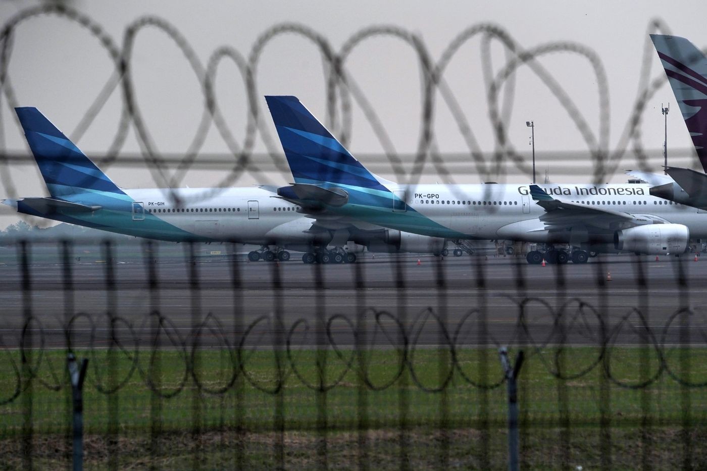 Một chiếc máy bay đỗ tại Sân bay Quốc tế Soekarno-Hatta ở Cenkareng, Indonesia. (Nguồn: Bloomberg)