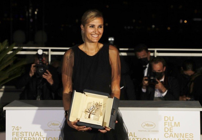 Bộ phim Titane của đạo diễn người Pháp - Julia Ducournau đã giành giải Cành Cọ Vàng trong đêm bế mạc LHP Cannes 2021. Julia đã làm nên lịch sử khi là người phụ nữ thứ hai giành giải thưởng này.