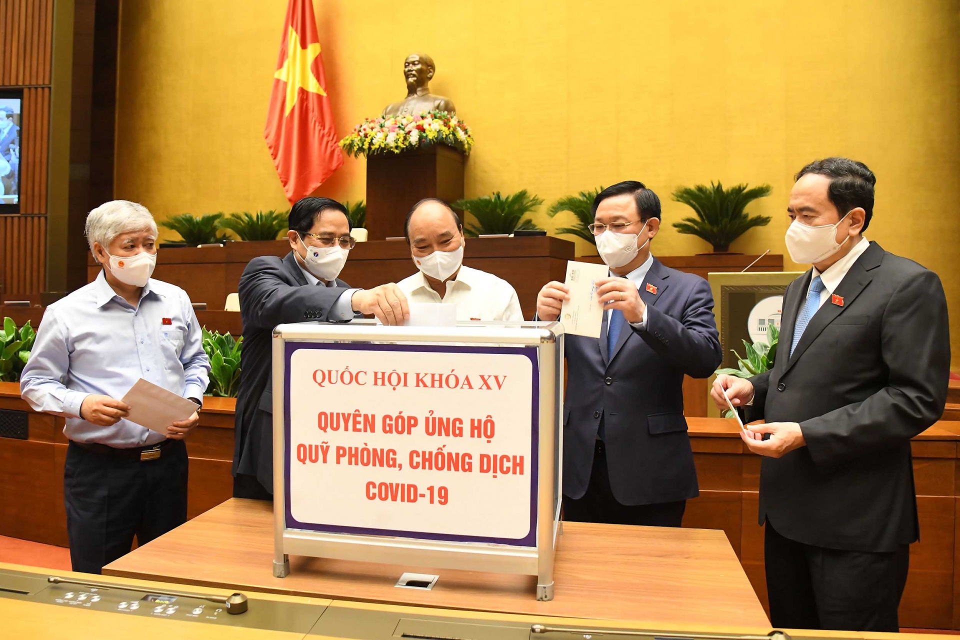 Chống dịch Covid-19: Quyết liệt nhưng không thái quá, cách ly mà không tách rời