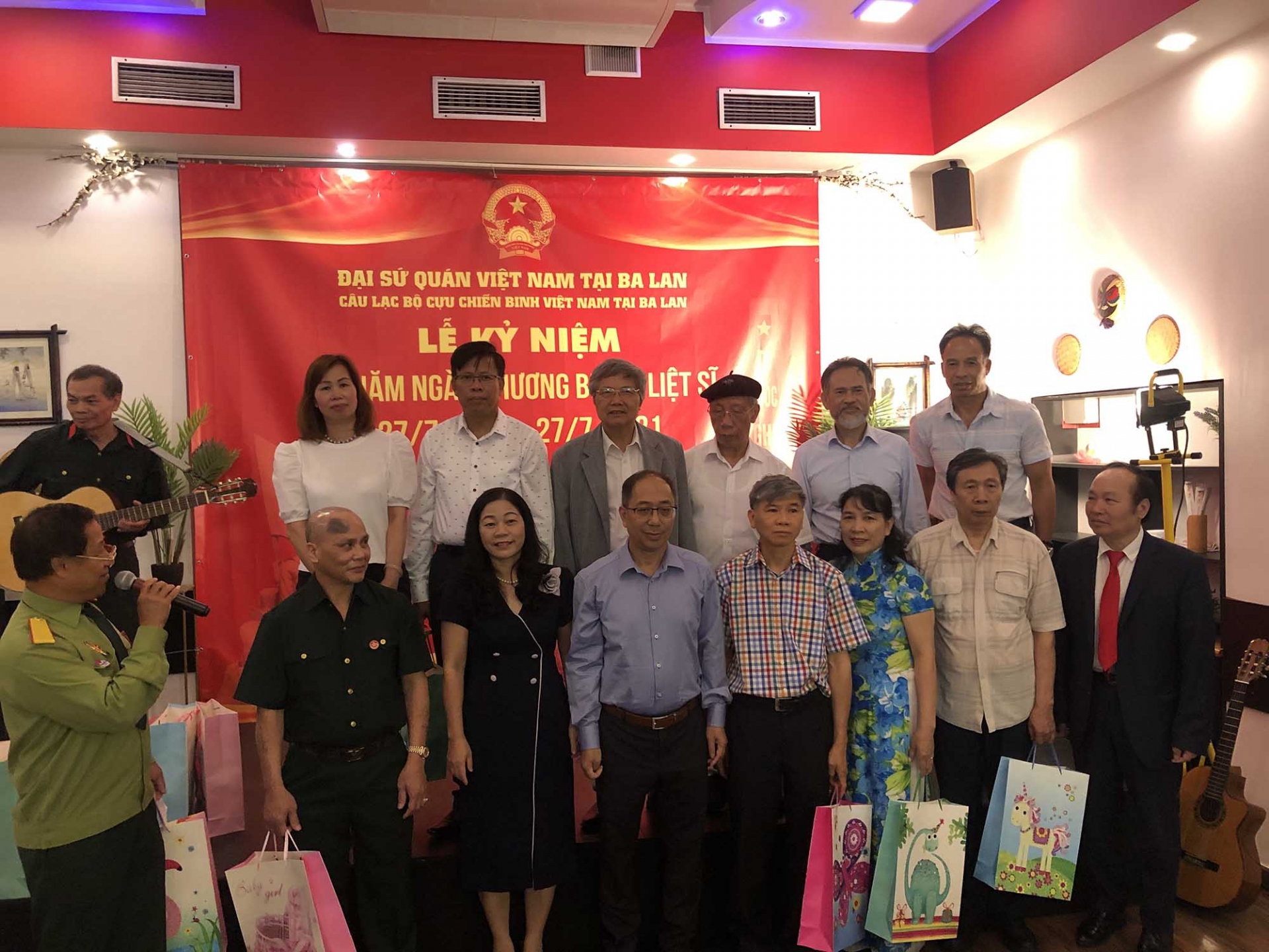 Đại sứ Việt Nam tại Ba Lan Nguyễn Hùng cùng Phu nhân tại Lễ kỷ niệm.