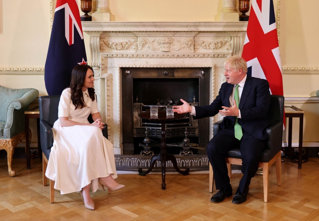 Thủ tướng Anh Boris Johnson và Thủ tướng New Zealand Jacinda Ardern tại London, Anh, ngày 1/7. (Nguồn: Reuters)