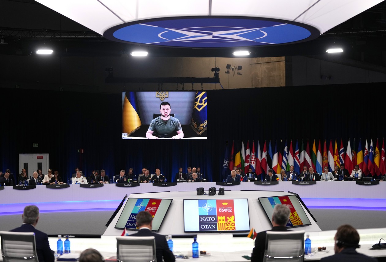 Ukraine's President Volodymyr Zelenskyy addresses a round table meeting via video link during a NATO summit in Madrid, Spain on June 29, 2022. | Manu Fernandez/AP Photo (Nguồn: Politico)
