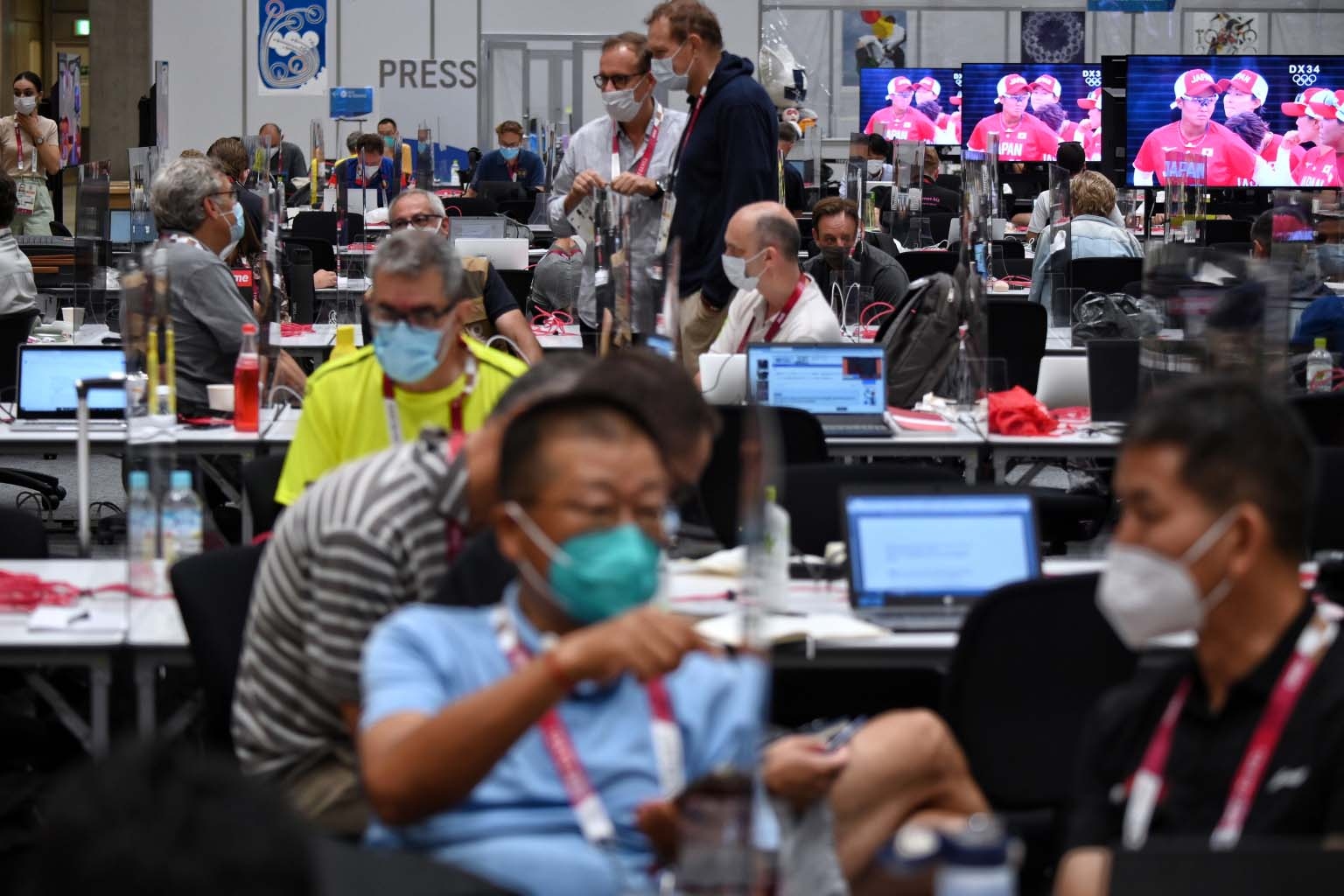 Các nhà báo tại trung tâm báo chí Olympic Tokyo 2021 ngày 22/7. 