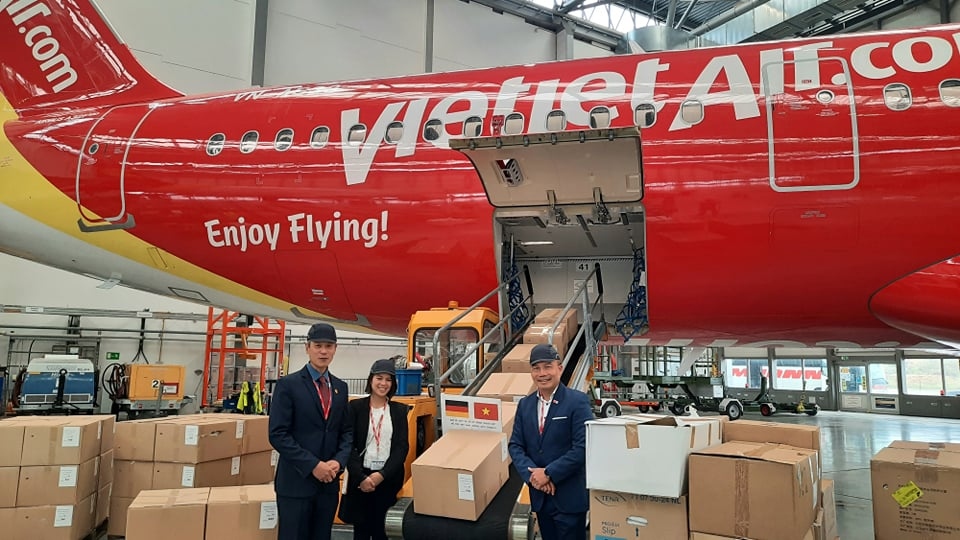 Đại sứ quán Việt Nam tại Đức tiếp nhận 10 tấn hàng viện trợ Việt Nam chống Covid-19