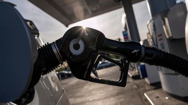 bangladesh hang nghin nguoi do xo di mua xang dau vi gia tang ky luc