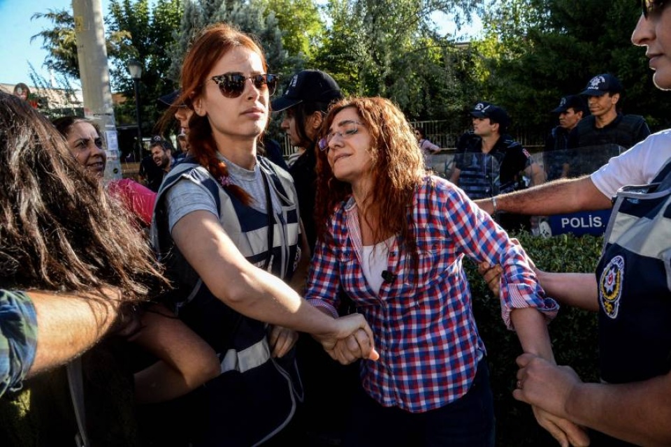 tho nhi ky xe buyt cho quan nhan bi danh bom