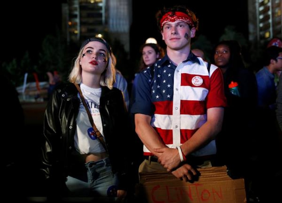 bau cu tong thong my hai ung vien clinton va trump bat dau cuoc tranh luan dau tien