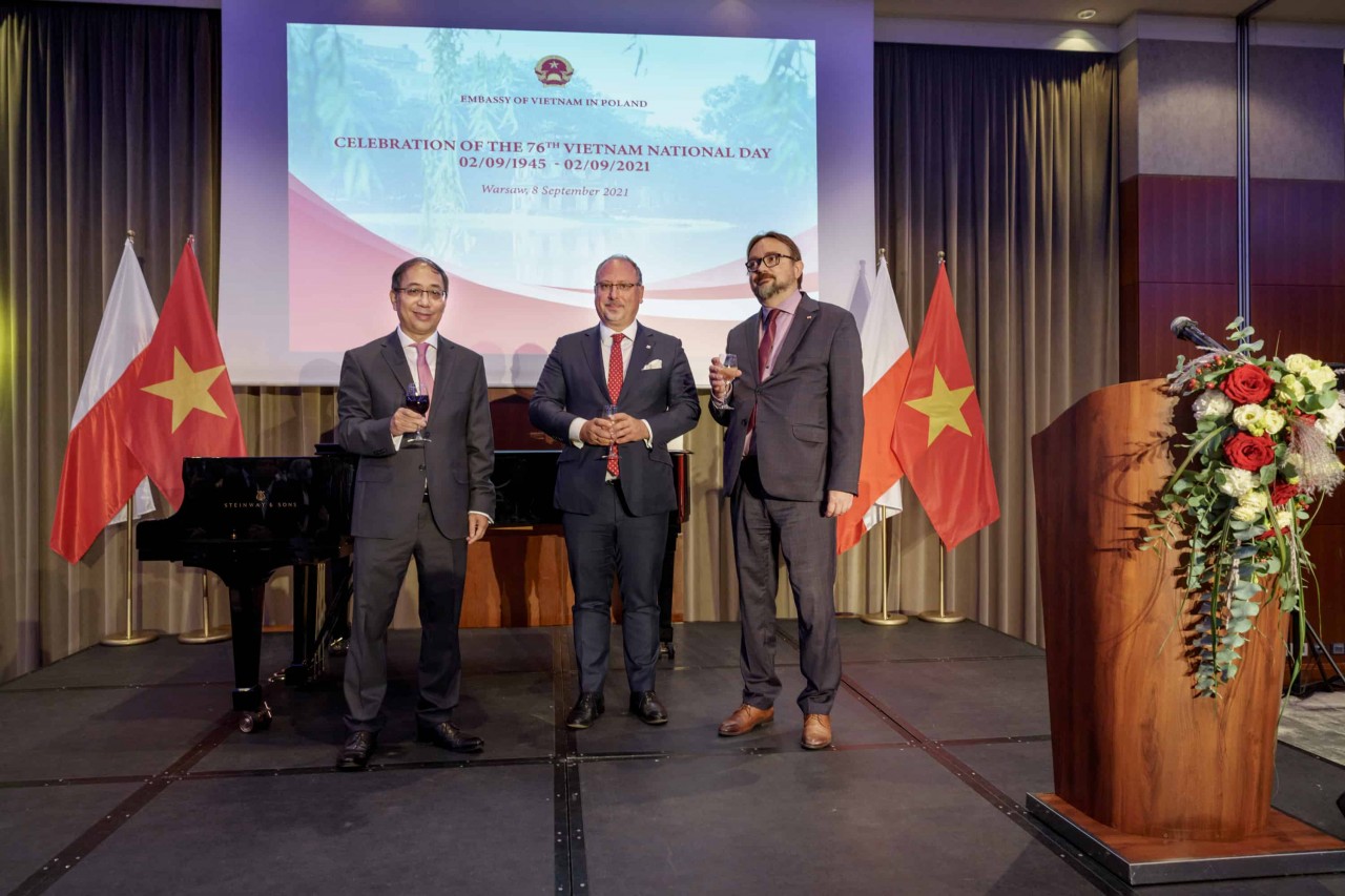 Đại sứ và các khách mời chính nâng ly mừng Quốc khánh Việt Nam.