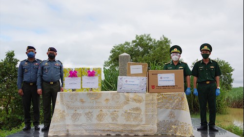 Tiếp nhận 'quà' chống dịch Covid-19 của lực lượng Hiến binh Campuchia tặng bộ đội biên phòng Tây Ninh