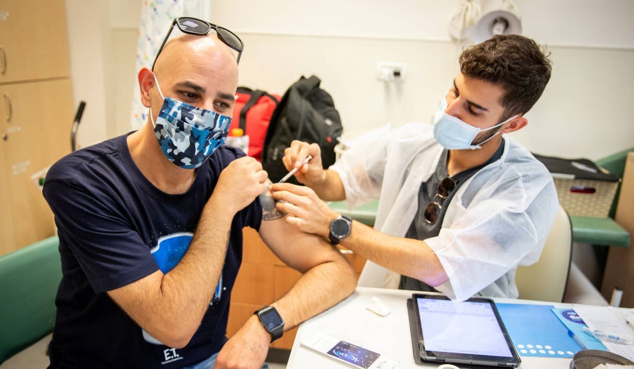 Tiêm mũi vaccine Covid-19 thứ ba có thực sự an toàn và hiệu quả?