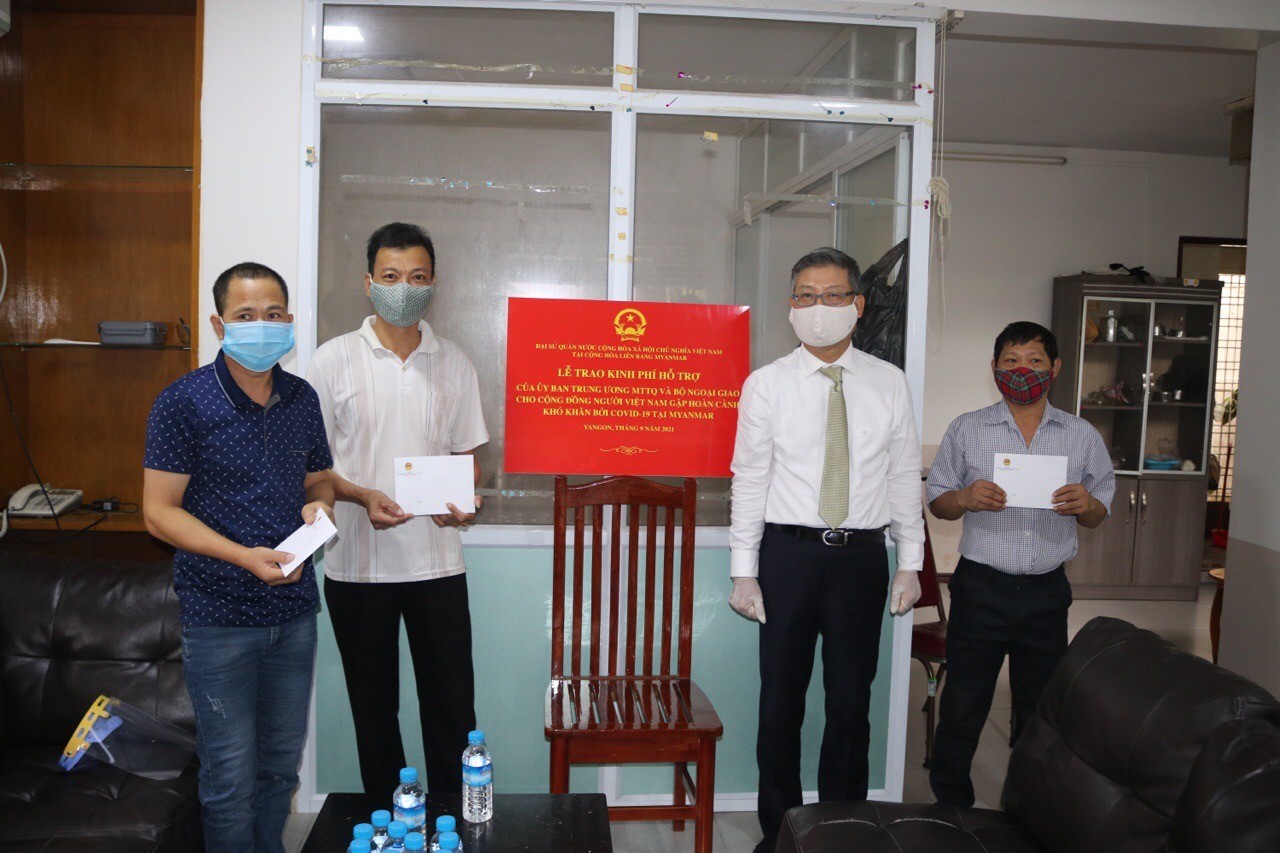 Trao hỗ trợ của Mặt trận Tổ quốc Việt Nam cho bà con cộng đồng gặp khó khăn tại Myanmar