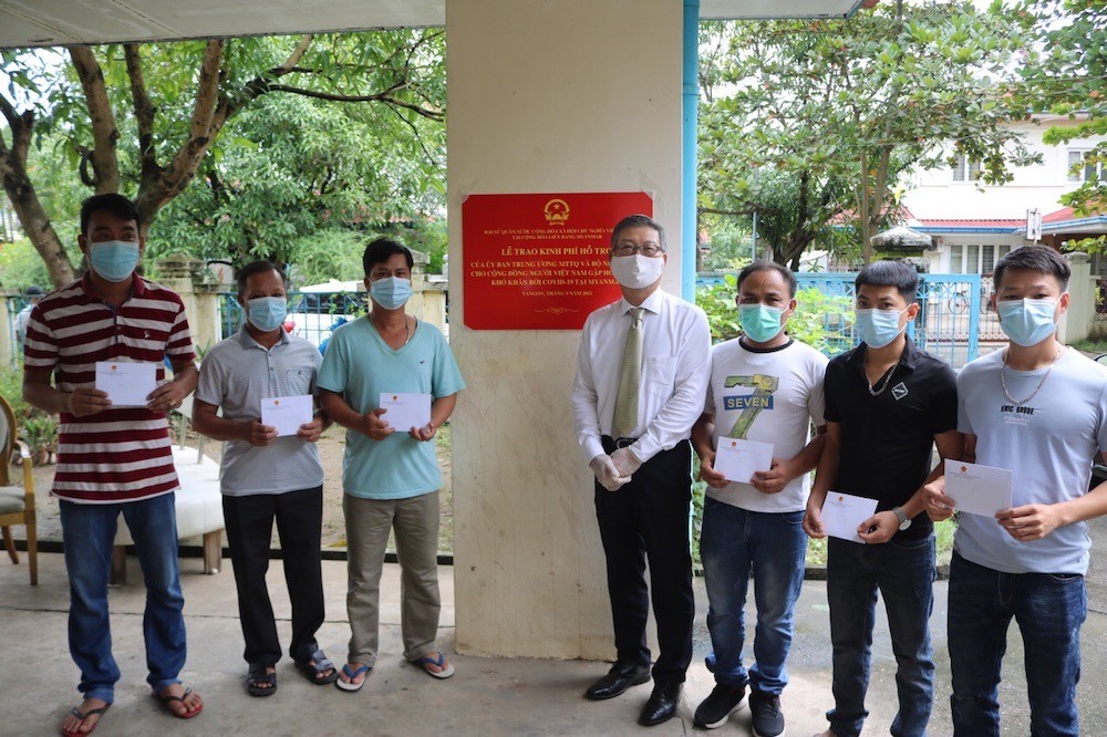Trao hỗ trợ của Mặt trận Tổ quốc Việt Nam cho bà con cộng đồng gặp khó khăn tại Myanmar
