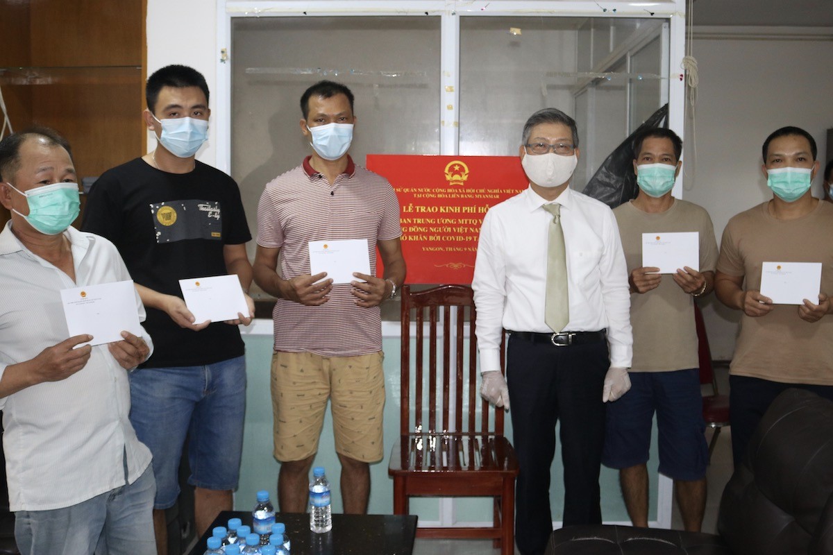 Trao hỗ trợ của Mặt trận Tổ quốc Việt Nam cho bà con cộng đồng gặp khó khăn tại Myanmar