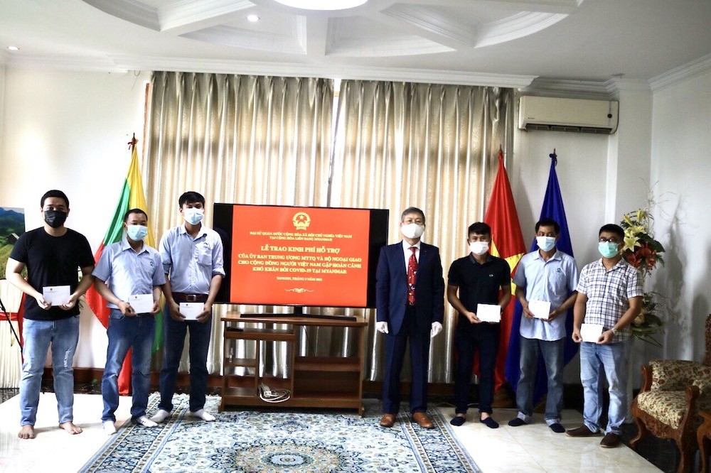 Trao hỗ trợ của Mặt trận Tổ quốc Việt Nam cho bà con cộng đồng gặp khó khăn tại Myanmar