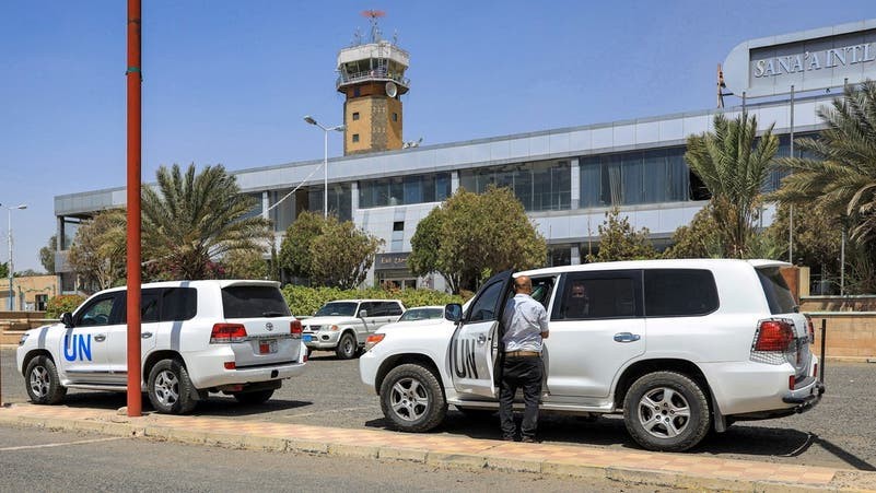 United Nations vehicles are parked outside Sanaa International Airport on the outskirts of the Houthi-held capital Sanaa on June 8, 2022. (Nguồn: AFP)