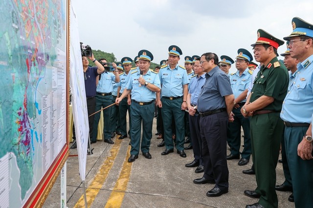 Thủ tướng Phạm Minh Chính thăm Trung đoàn không quân 921, khảo sát sân bay quân sự Yên Bái. (Nguồn: VGP)