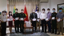 Đại sứ quán Việt Nam tại Myanmar quyên góp ủng hộ đồng bào miền Trung bị lũ lụt