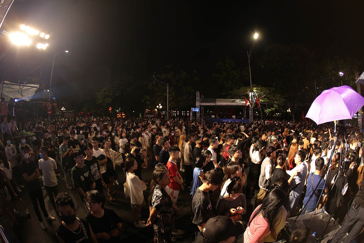 Đông đảo khán giả trẻ đã tới dự chương trình bất chấp trời mưa. Đông đảo khán giả trẻ đã tới dự chương trình bất chấp trời mưa.