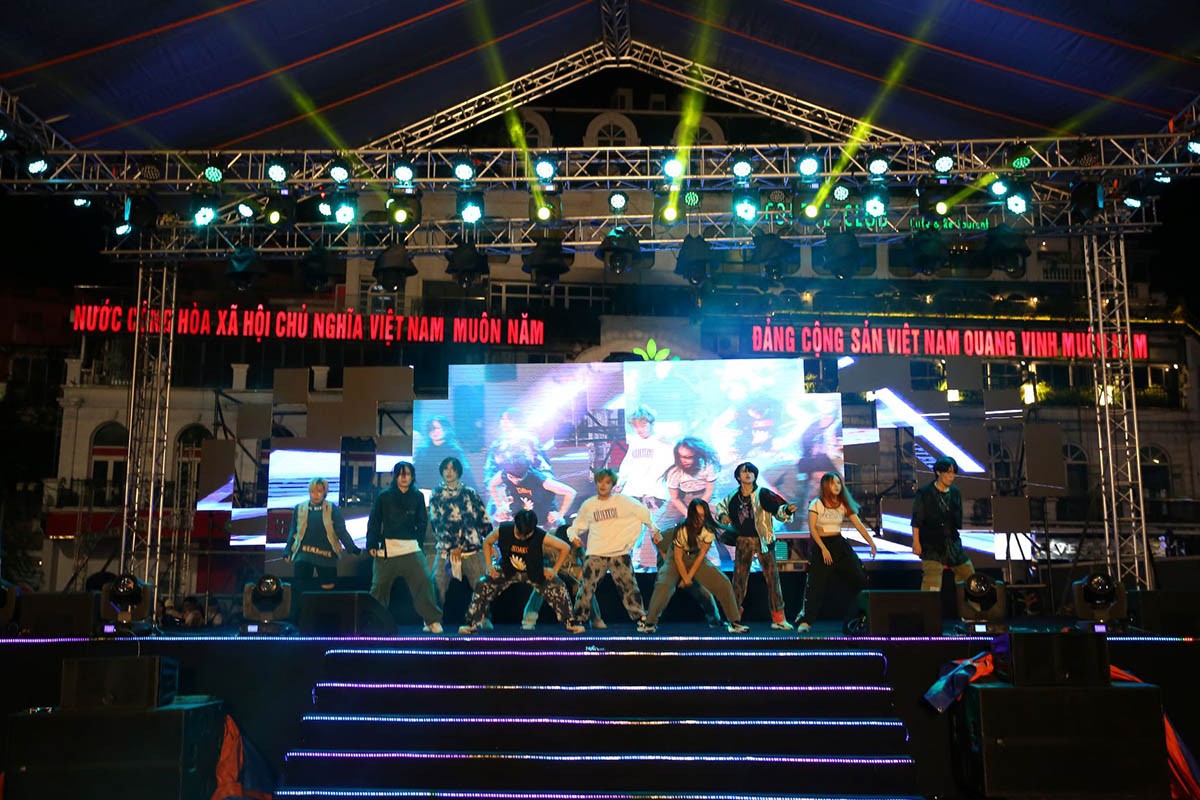 Nhóm nhảy The A-code. Nhóm nhảy The A-code.