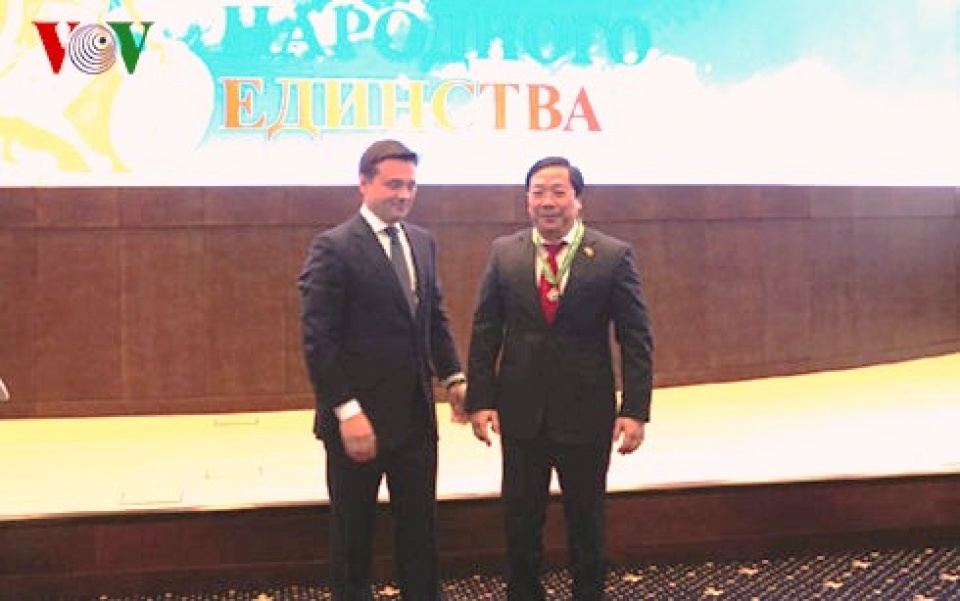 nga trao tang huy hieu thanh cho dai su nguyen thanh son