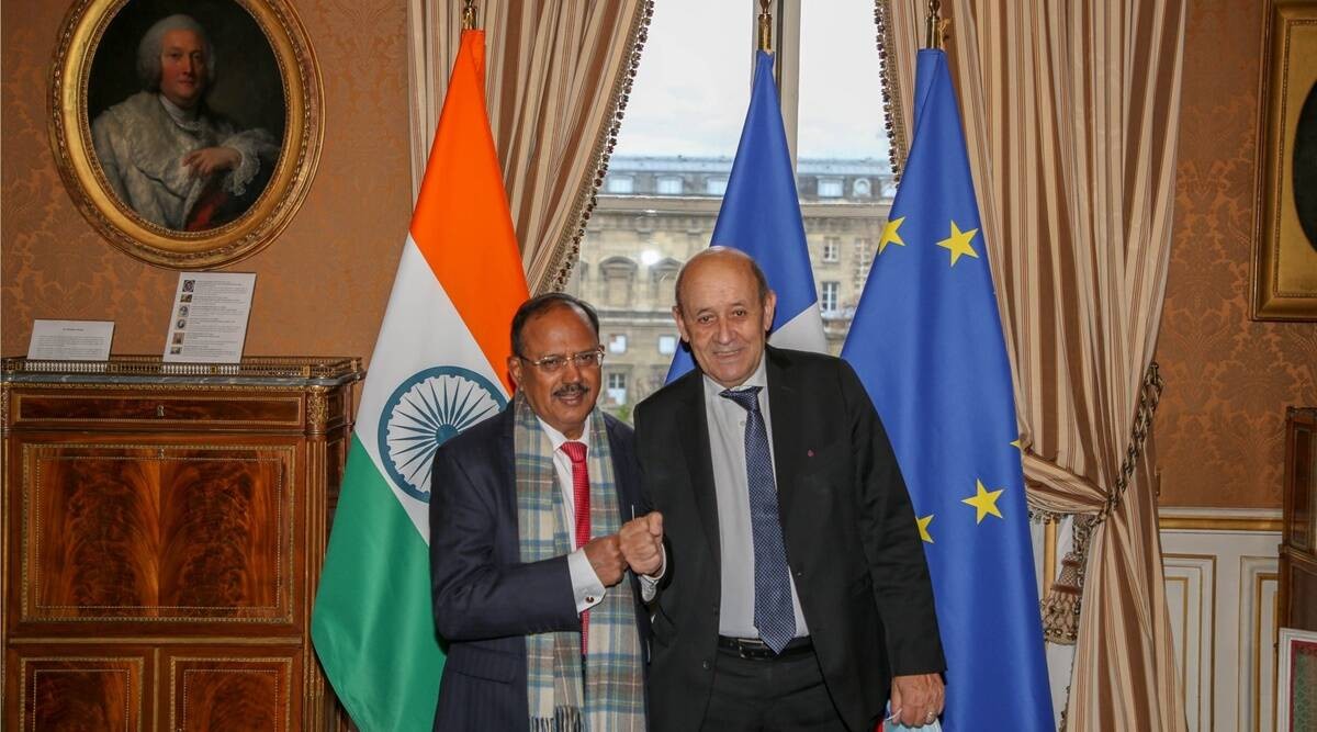NSA Ajit Doval with French Foreign Minister Jean-Yves Le Drian in Paris. (Nguồn: Indian Express)