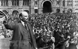 Nga long trọng kỷ niệm 104 năm Cách mạng xã hội chủ nghĩa tháng Mười vĩ đại