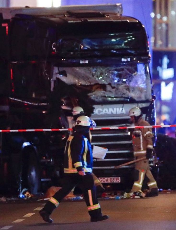 cho giang sinh o berlin bi tan cong bang xe tai